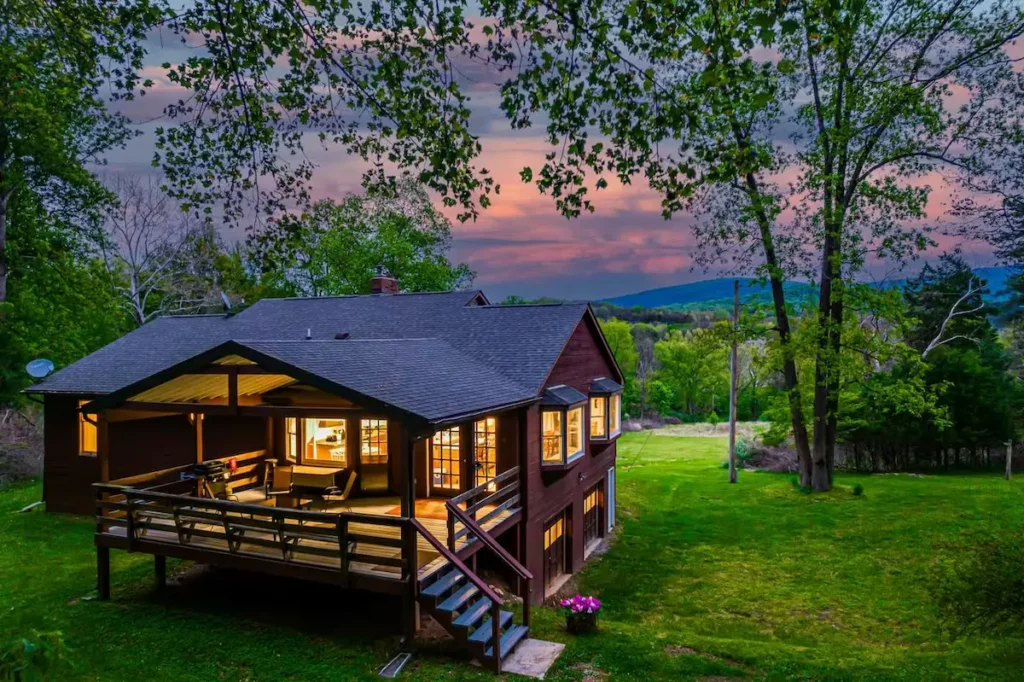 Cabin rental at twilight with mountain views in Luray, Virginia